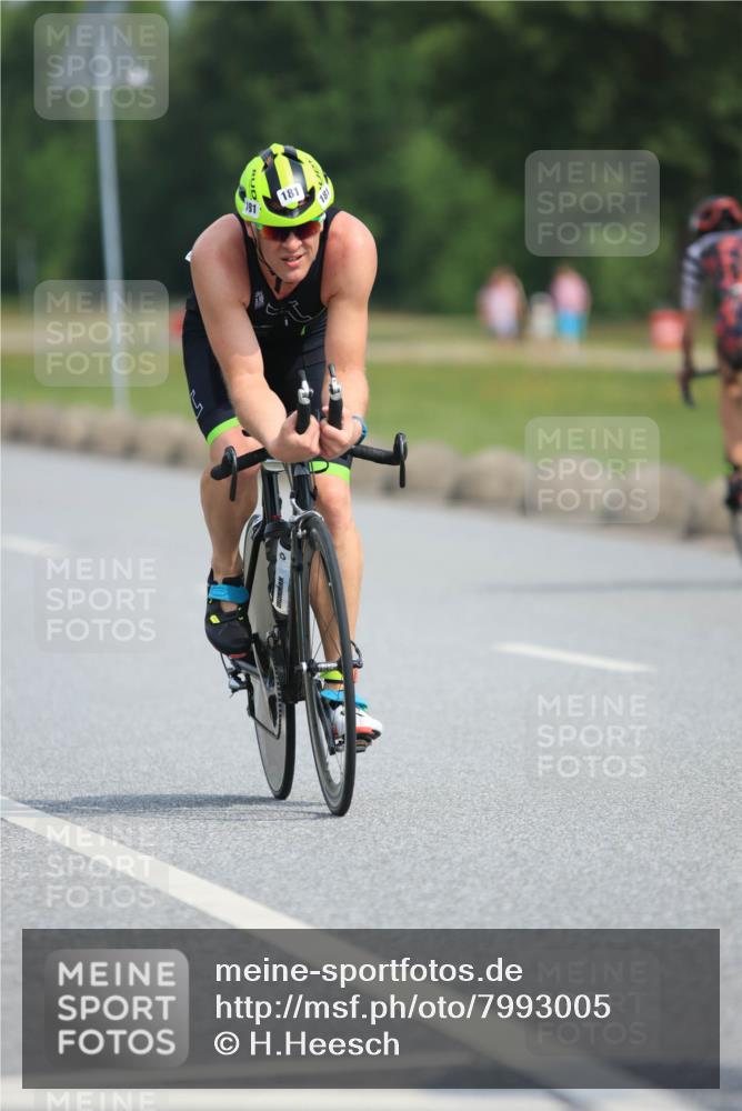 15.06.2025 - 27. Vierlanden-Triathlon H.Heesch http://msf.ph/oto/7993005 15.06.2025 10:20:36 Radfahren 71, 181, 182, 227, 513, 622 meine-sportfotos.de