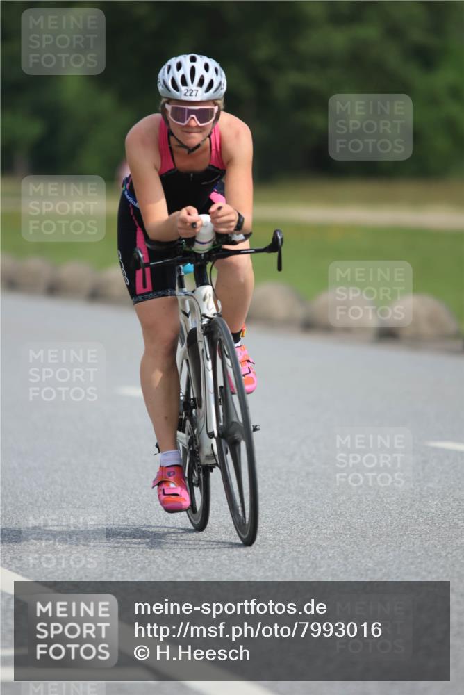15.06.2025 - 27. Vierlanden-Triathlon H.Heesch http://msf.ph/oto/7993016 15.06.2025 10:20:38 Radfahren 181, 182, 206, 227, 622 meine-sportfotos.de