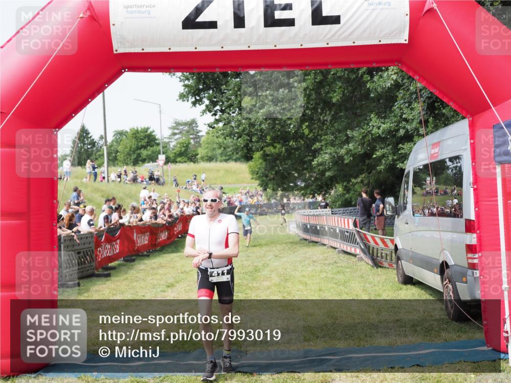 21.06.2025 - 27. Vierlanden-Triathlon MichiJ http://msf.ph/oto/7993019 15.06.2026 11:16:08 Ziel 411, 434 meine-sportfotos.de