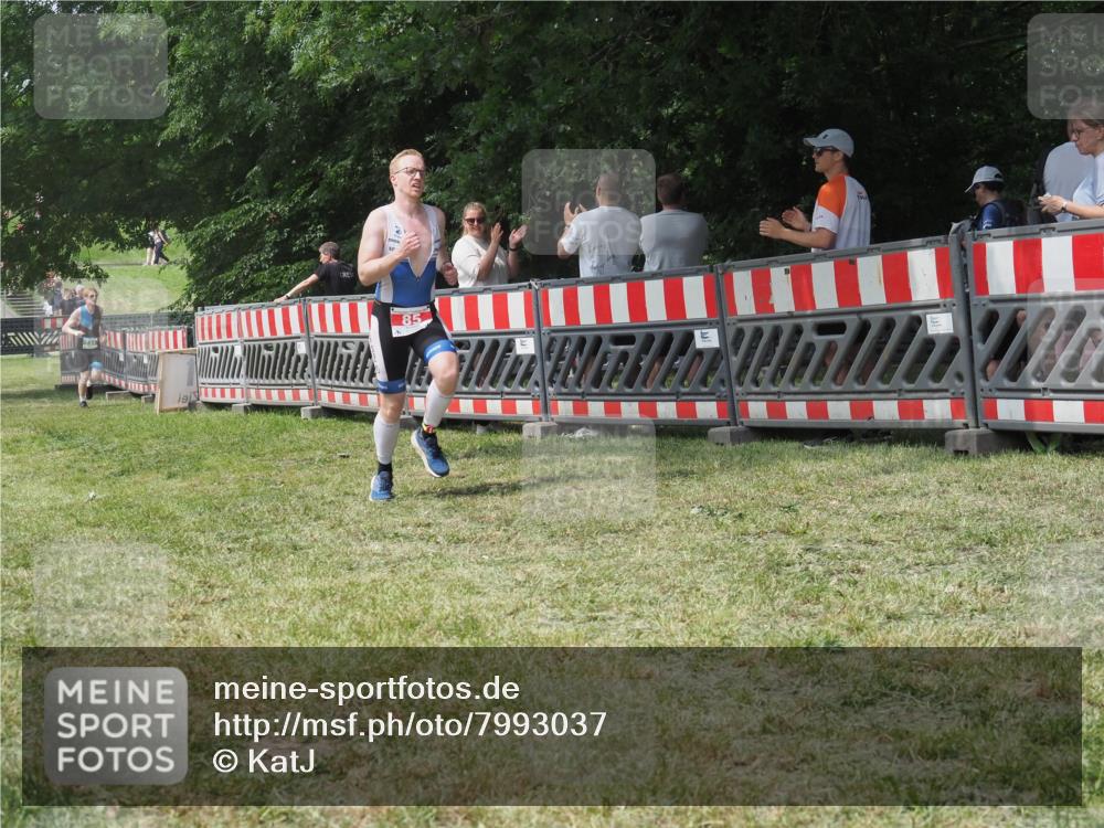 21.06.2025 - 27. Vierlanden-Triathlon KatJ http://msf.ph/oto/7993037 15.06.2025 12:33:32 Ziel 85 meine-sportfotos.de