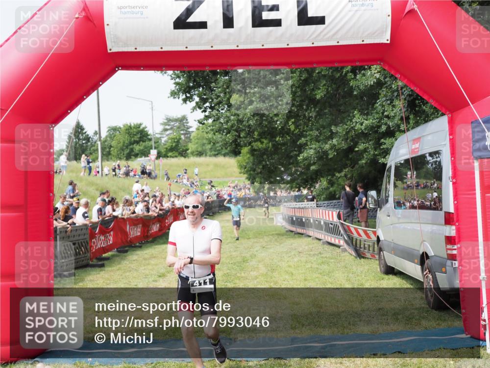 21.06.2025 - 27. Vierlanden-Triathlon MichiJ http://msf.ph/oto/7993046 15.06.2026 11:16:08 Ziel 411, 434 meine-sportfotos.de