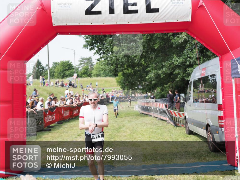 21.06.2025 - 27. Vierlanden-Triathlon MichiJ http://msf.ph/oto/7993055 15.06.2026 11:16:08 Ziel 411, 434 meine-sportfotos.de