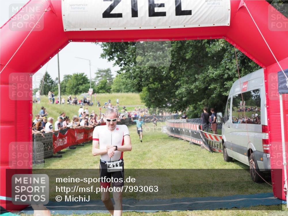21.06.2025 - 27. Vierlanden-Triathlon MichiJ http://msf.ph/oto/7993063 15.06.2026 11:16:08 Ziel 411, 434 meine-sportfotos.de