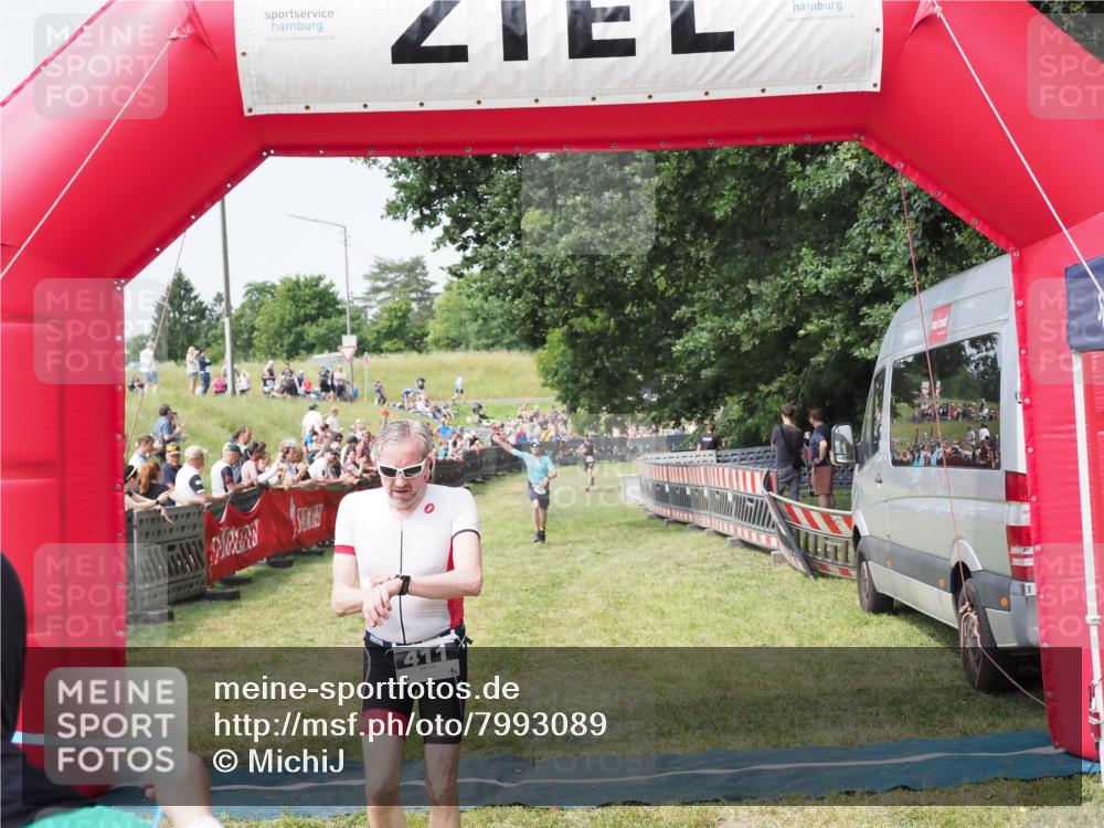 21.06.2025 - 27. Vierlanden-Triathlon MichiJ http://msf.ph/oto/7993089 15.06.2026 11:16:09 Ziel 411, 434 meine-sportfotos.de