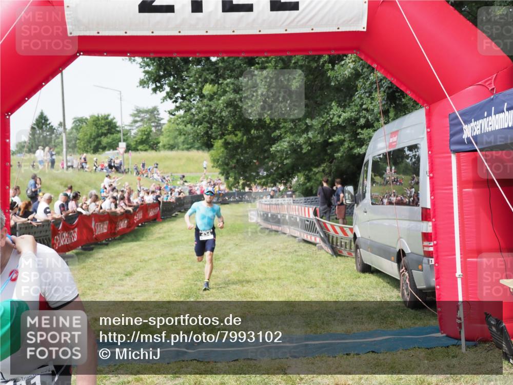 21.06.2025 - 27. Vierlanden-Triathlon MichiJ http://msf.ph/oto/7993102 15.06.2026 11:16:11 Ziel 411, 434 meine-sportfotos.de