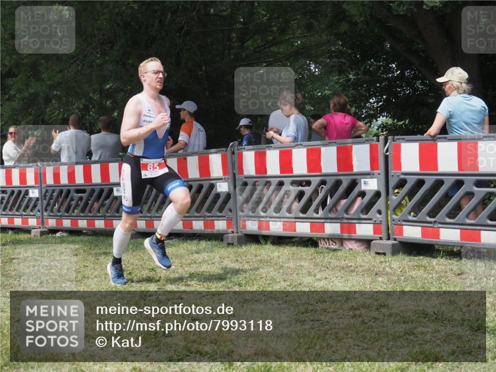 21.06.2025 - 27. Vierlanden-Triathlon KatJ http://msf.ph/oto/7993118 15.06.2025 12:33:33 Ziel 85 meine-sportfotos.de