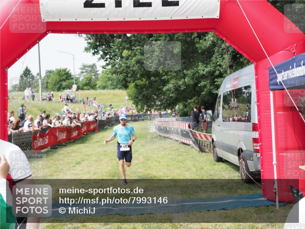 21.06.2025 - 27. Vierlanden-Triathlon MichiJ http://msf.ph/oto/7993146 15.06.2026 11:16:11 Ziel 411, 434 meine-sportfotos.de