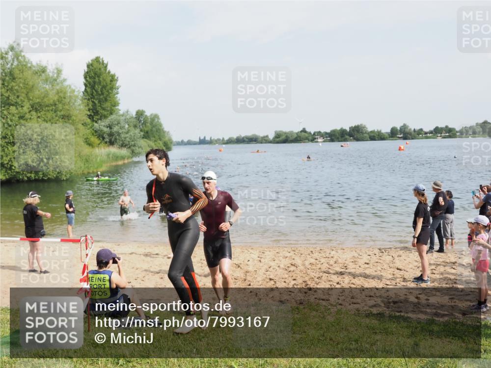 21.06.2025 - 27. Vierlanden-Triathlon MichiJ http://msf.ph/oto/7993167 15.06.2026 09:55:26 Schwimmen 272, 316, 327, 329, 335, 348, 353, 548 meine-sportfotos.de
