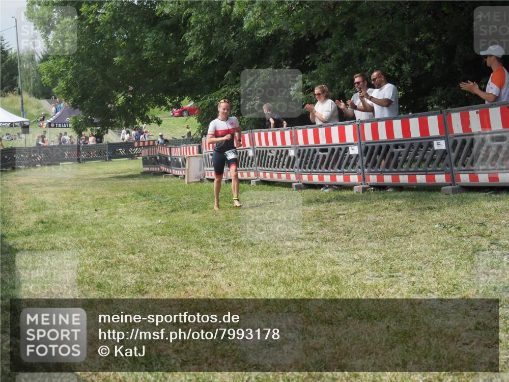 21.06.2025 - 27. Vierlanden-Triathlon KatJ http://msf.ph/oto/7993178 15.06.2025 12:33:51 Ziel 982 meine-sportfotos.de
