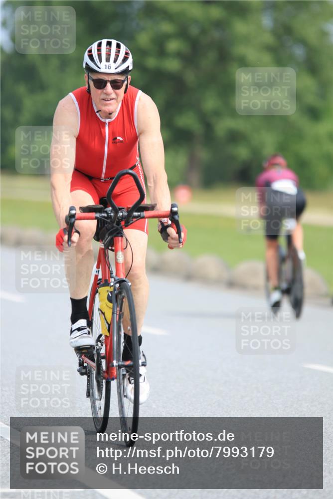 15.06.2025 - 27. Vierlanden-Triathlon H.Heesch http://msf.ph/oto/7993179 15.06.2025 10:22:07 Radfahren 16, 39, 48, 54, 73, 207, 417, 466, 565, 592, 612, 618 meine-sportfotos.de