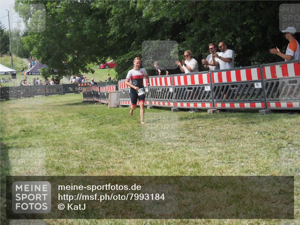 21.06.2025 - 27. Vierlanden-Triathlon KatJ http://msf.ph/oto/7993184 15.06.2025 12:33:51 Ziel 982 meine-sportfotos.de