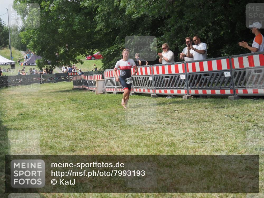 21.06.2025 - 27. Vierlanden-Triathlon KatJ http://msf.ph/oto/7993193 15.06.2025 12:33:52 Ziel 982 meine-sportfotos.de