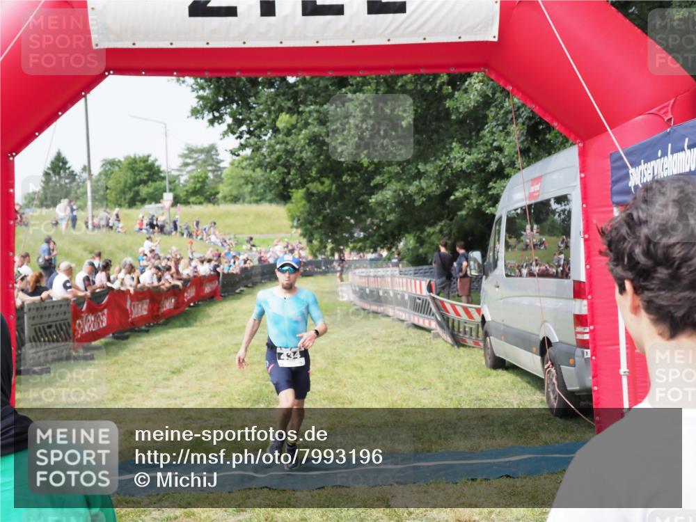 21.06.2025 - 27. Vierlanden-Triathlon MichiJ http://msf.ph/oto/7993196 15.06.2026 11:16:12 Ziel 411, 434 meine-sportfotos.de