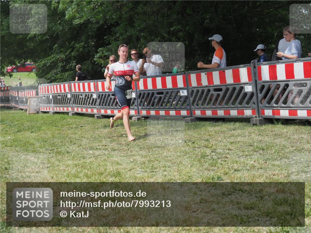 21.06.2025 - 27. Vierlanden-Triathlon KatJ http://msf.ph/oto/7993213 15.06.2025 12:33:52 Ziel 982 meine-sportfotos.de