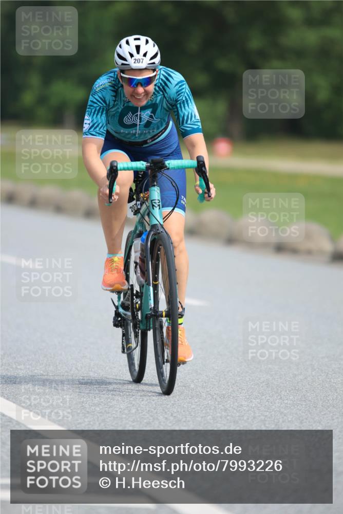15.06.2025 - 27. Vierlanden-Triathlon H.Heesch http://msf.ph/oto/7993226 15.06.2025 10:22:15 Radfahren 39, 54, 73, 82, 94, 113, 149, 207, 466, 612, 618 meine-sportfotos.de