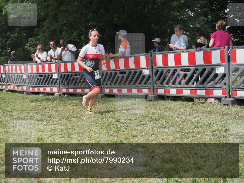 21.06.2025 - 27. Vierlanden-Triathlon KatJ http://msf.ph/oto/7993234 15.06.2025 12:33:53 Ziel 982 meine-sportfotos.de