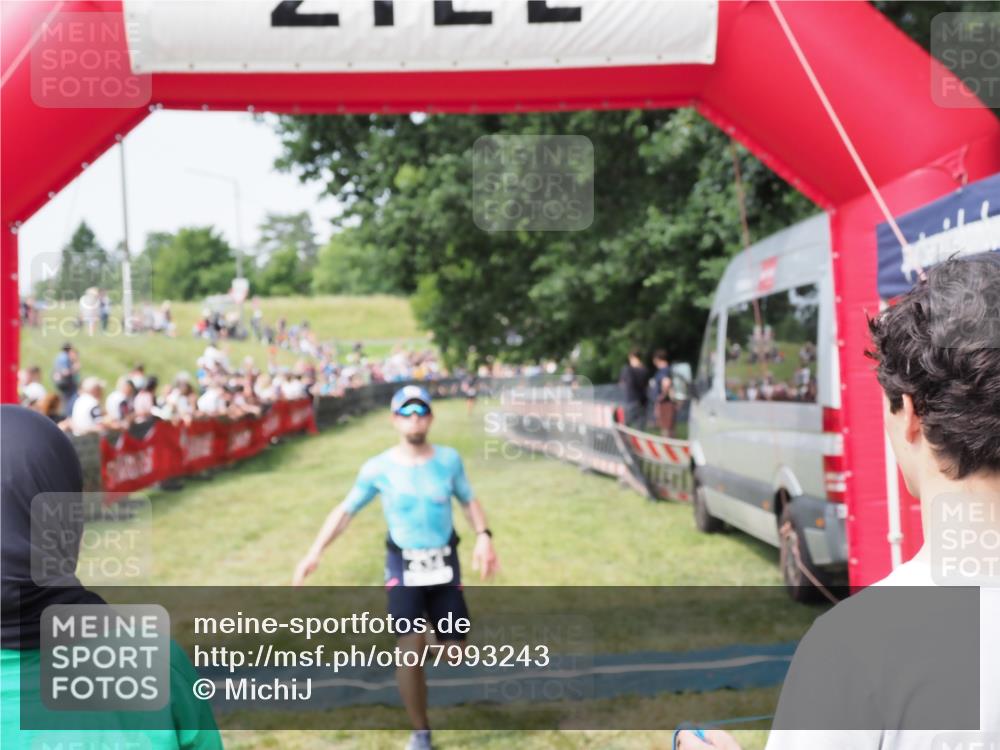 21.06.2025 - 27. Vierlanden-Triathlon MichiJ http://msf.ph/oto/7993243 15.06.2026 11:16:12 Ziel 411, 434 meine-sportfotos.de
