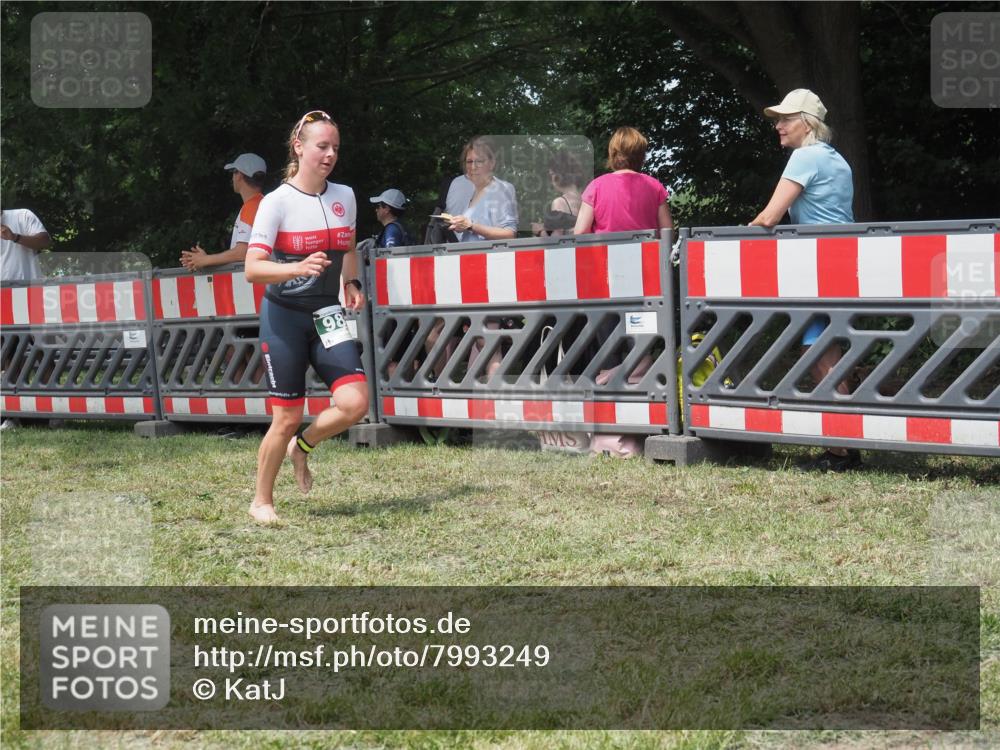21.06.2025 - 27. Vierlanden-Triathlon KatJ http://msf.ph/oto/7993249 15.06.2025 12:33:53 Ziel 982 meine-sportfotos.de