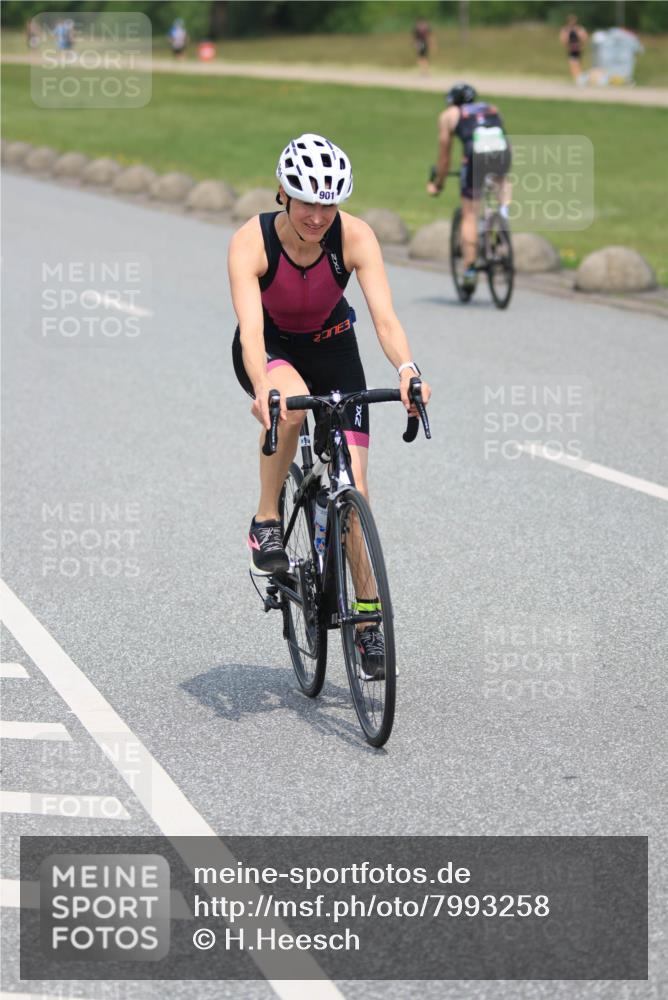 21.06.2025 - 27. Vierlanden-Triathlon H.Heesch http://msf.ph/oto/7993258 15.06.2025 12:04:23 Radfahren 725, 792, 804, 833, 901, 904, 954 meine-sportfotos.de