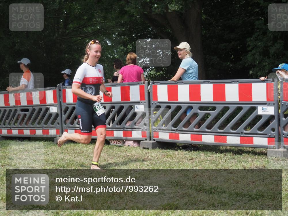 21.06.2025 - 27. Vierlanden-Triathlon KatJ http://msf.ph/oto/7993262 15.06.2025 12:33:54 Ziel 982 meine-sportfotos.de