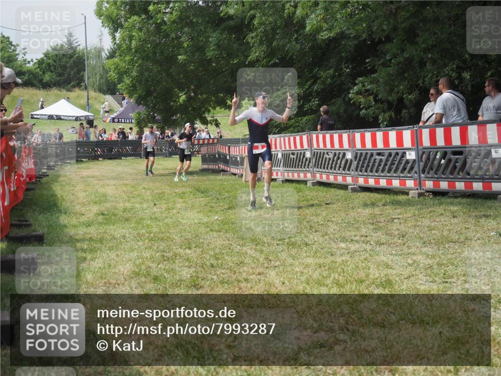 21.06.2025 - 27. Vierlanden-Triathlon KatJ http://msf.ph/oto/7993287 15.06.2025 12:34:17 Ziel 8 meine-sportfotos.de