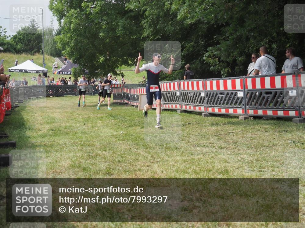 21.06.2025 - 27. Vierlanden-Triathlon KatJ http://msf.ph/oto/7993297 15.06.2025 12:34:17 Ziel 8 meine-sportfotos.de