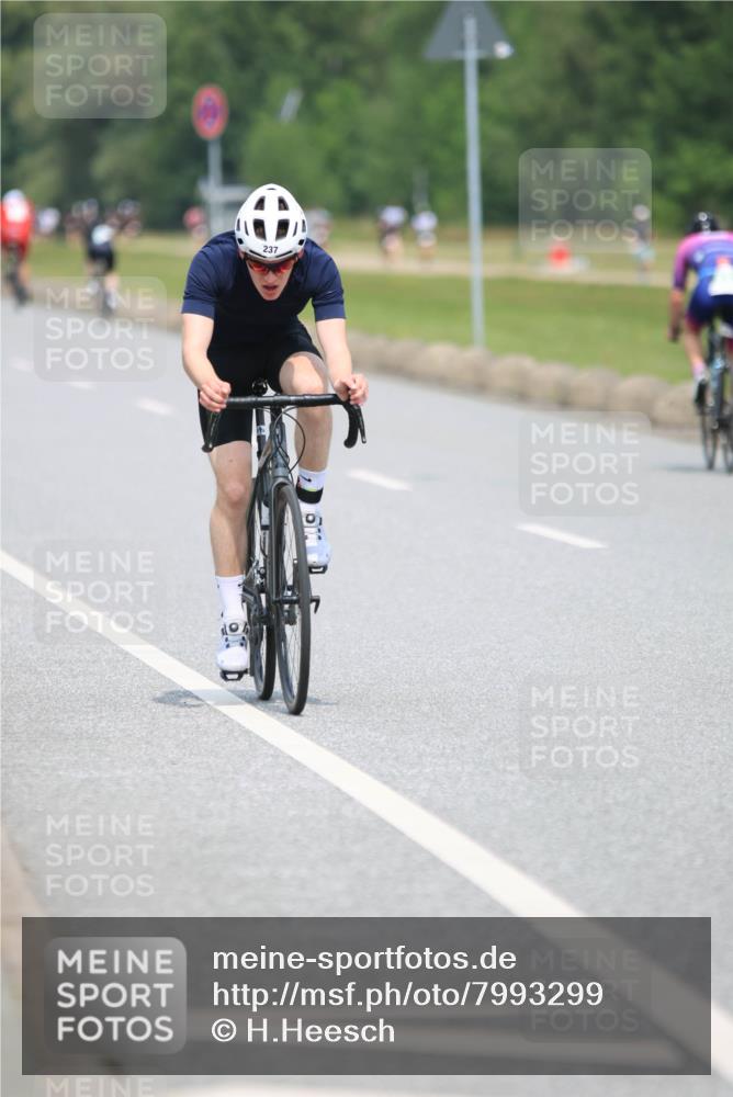 21.06.2025 - 27. Vierlanden-Triathlon H.Heesch http://msf.ph/oto/7993299 15.06.2025 12:04:36 Radfahren 237, 822, 826, 913 meine-sportfotos.de