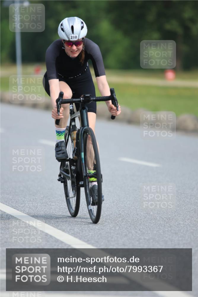 15.06.2025 - 27. Vierlanden-Triathlon H.Heesch http://msf.ph/oto/7993367 15.06.2025 10:23:47 Radfahren 61, 163, 210, 247, 475, 508, 521, 590, 611 meine-sportfotos.de