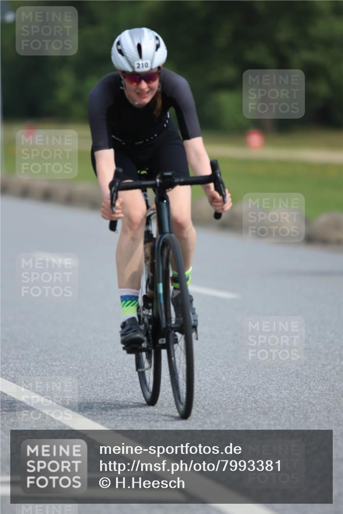 15.06.2025 - 27. Vierlanden-Triathlon H.Heesch http://msf.ph/oto/7993381 15.06.2025 10:23:47 Radfahren 61, 163, 210, 247, 475, 508, 521, 590, 611 meine-sportfotos.de