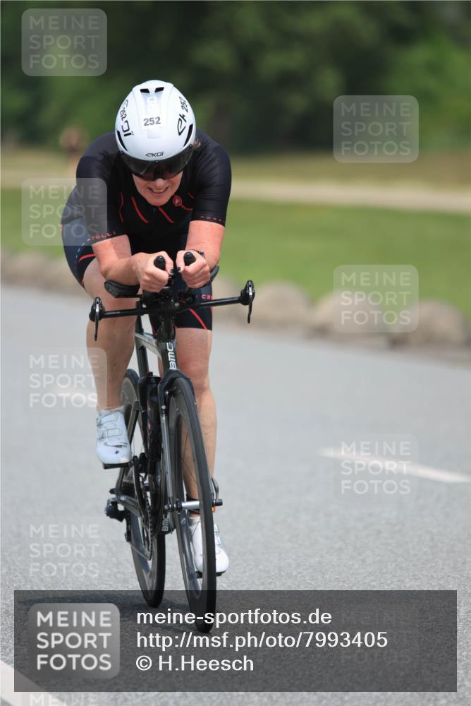 21.06.2025 - 27. Vierlanden-Triathlon H.Heesch http://msf.ph/oto/7993405 15.06.2025 12:04:50 Radfahren 252, 673, 699 meine-sportfotos.de