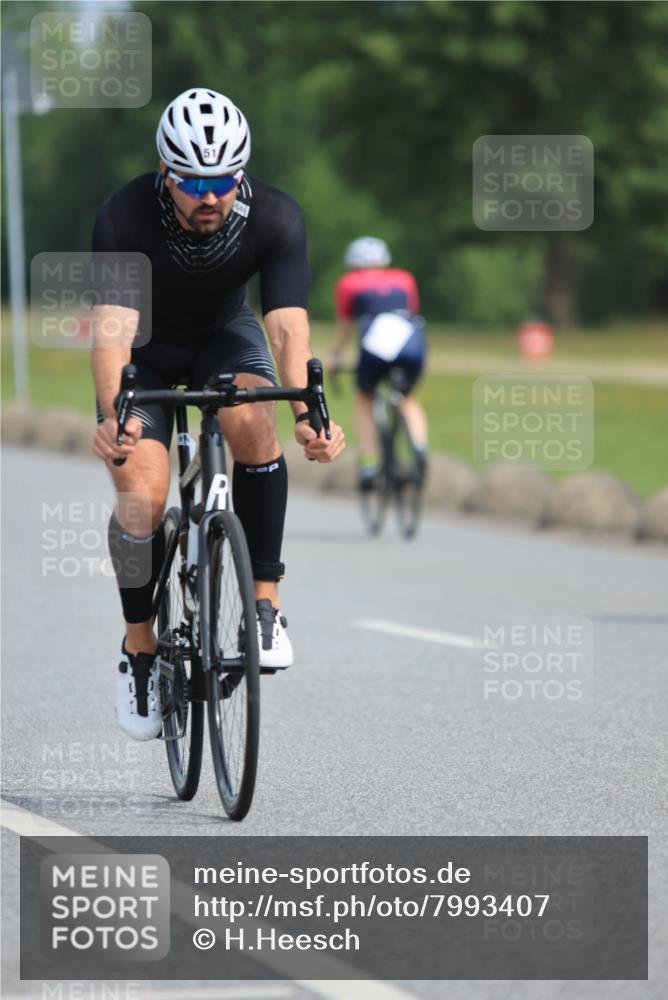 15.06.2025 - 27. Vierlanden-Triathlon H.Heesch http://msf.ph/oto/7993407 15.06.2025 10:24:36 Radfahren 30, 32, 51, 295, 491, 606 meine-sportfotos.de