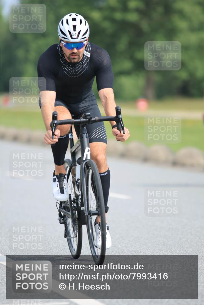 15.06.2025 - 27. Vierlanden-Triathlon H.Heesch http://msf.ph/oto/7993416 15.06.2025 10:24:37 Radfahren 30, 51, 238, 295, 491, 606 meine-sportfotos.de
