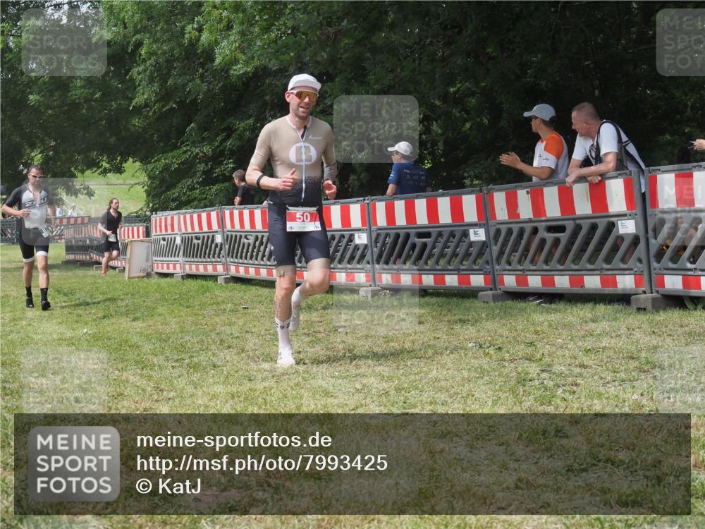 21.06.2025 - 27. Vierlanden-Triathlon KatJ http://msf.ph/oto/7993425 15.06.2025 12:34:30 Ziel 50, 874 meine-sportfotos.de