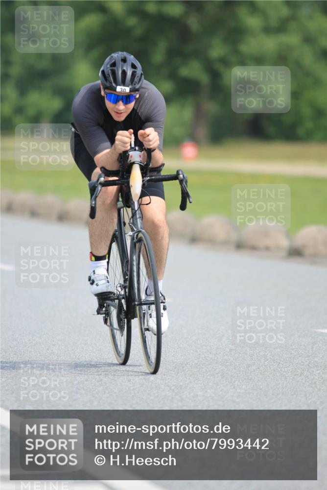 15.06.2025 - 27. Vierlanden-Triathlon H.Heesch http://msf.ph/oto/7993442 15.06.2025 10:24:39 Radfahren 30, 51, 238, 295, 491, 606 meine-sportfotos.de