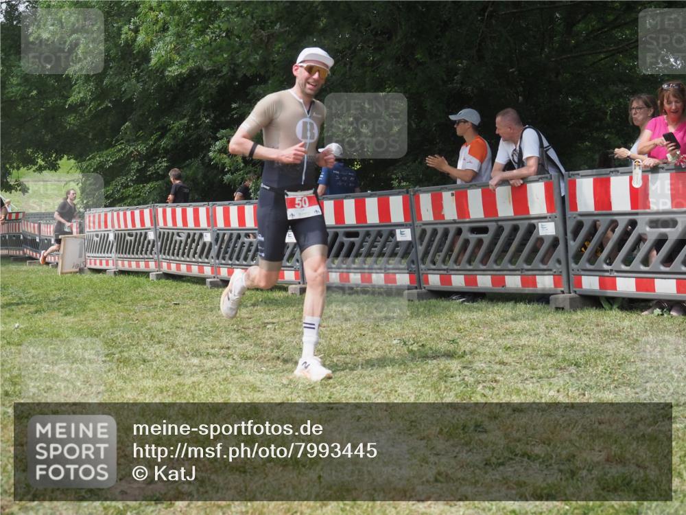 21.06.2025 - 27. Vierlanden-Triathlon KatJ http://msf.ph/oto/7993445 15.06.2025 12:34:30 Ziel 50, 874 meine-sportfotos.de