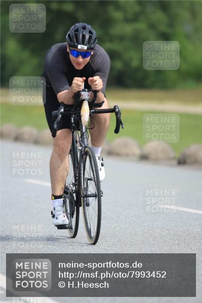 15.06.2025 - 27. Vierlanden-Triathlon H.Heesch http://msf.ph/oto/7993452 15.06.2025 10:24:40 Radfahren 30, 51, 238, 295, 491, 606 meine-sportfotos.de
