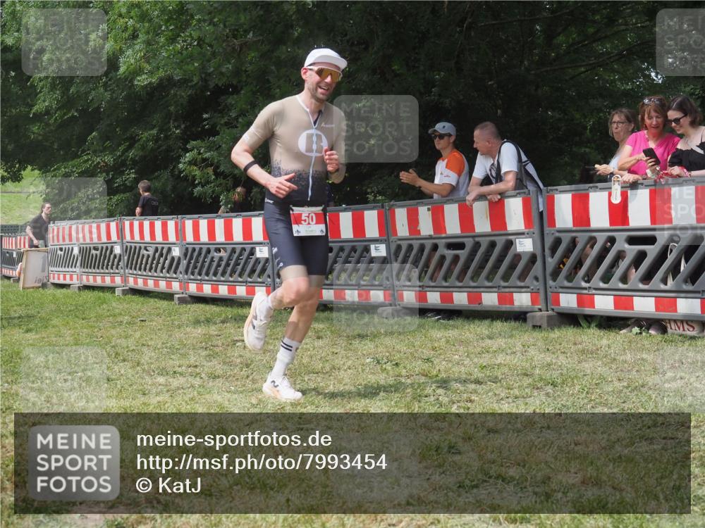 21.06.2025 - 27. Vierlanden-Triathlon KatJ http://msf.ph/oto/7993454 15.06.2025 12:34:30 Ziel 50, 874 meine-sportfotos.de