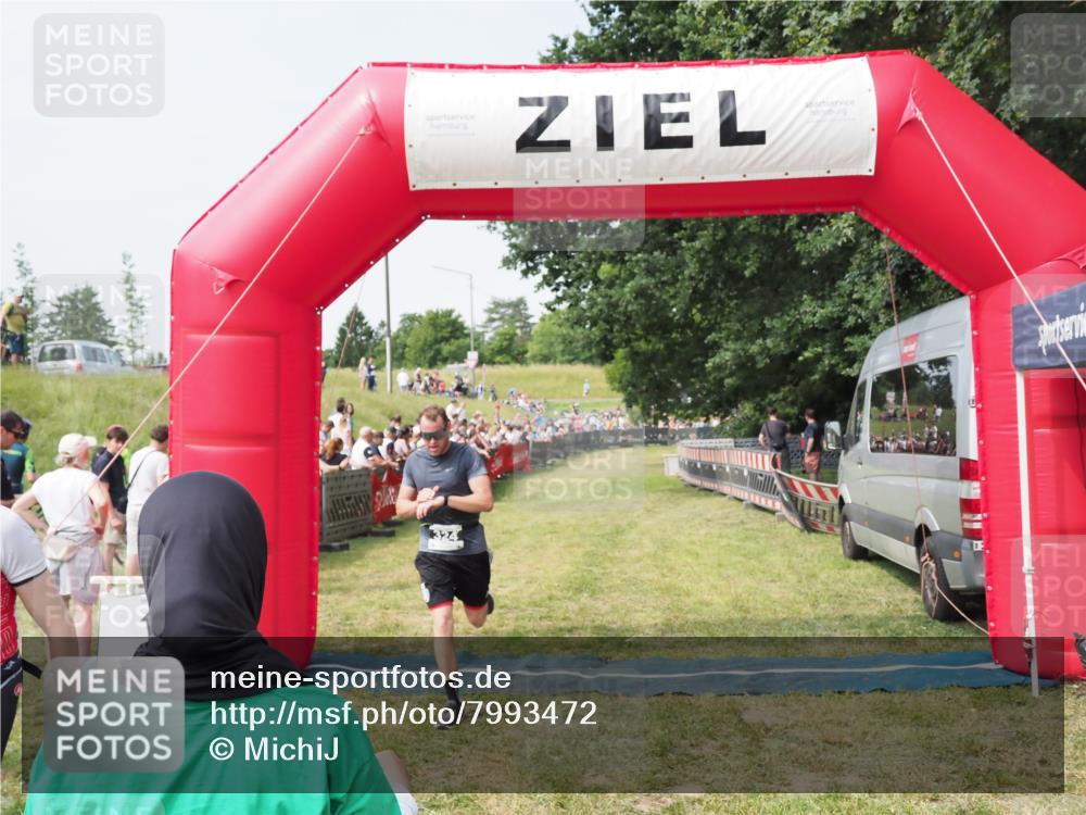 21.06.2025 - 27. Vierlanden-Triathlon MichiJ http://msf.ph/oto/7993472 15.06.2026 11:16:22 Ziel 324 meine-sportfotos.de