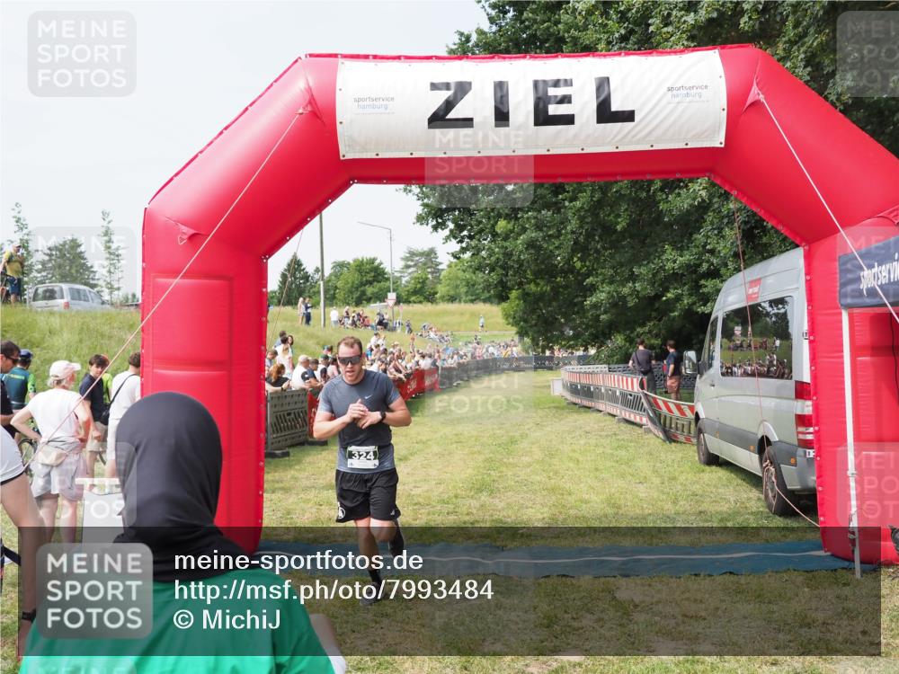 21.06.2025 - 27. Vierlanden-Triathlon MichiJ http://msf.ph/oto/7993484 15.06.2026 11:16:22 Ziel 324 meine-sportfotos.de