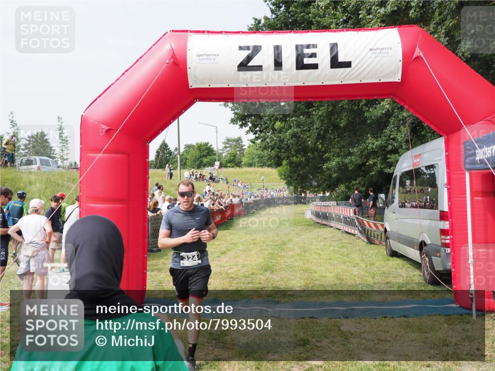 21.06.2025 - 27. Vierlanden-Triathlon MichiJ http://msf.ph/oto/7993504 15.06.2026 11:16:23 Ziel 324 meine-sportfotos.de