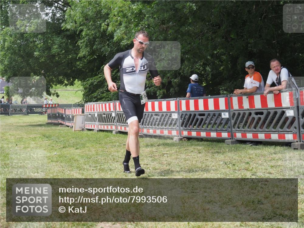 21.06.2025 - 27. Vierlanden-Triathlon KatJ http://msf.ph/oto/7993506 15.06.2025 12:34:33 Ziel 874 meine-sportfotos.de