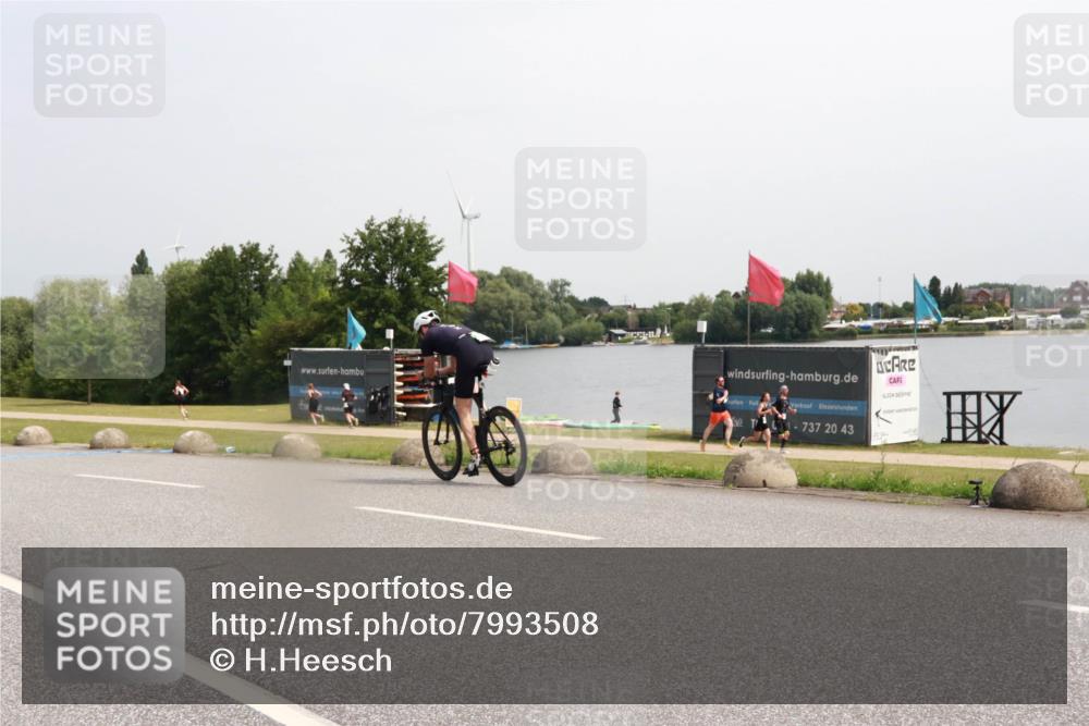 15.06.2025 - 27. Vierlanden-Triathlon H.Heesch http://msf.ph/oto/7993508 15.06.2025 11:16:27 Radfahren 603, 717, 794 meine-sportfotos.de