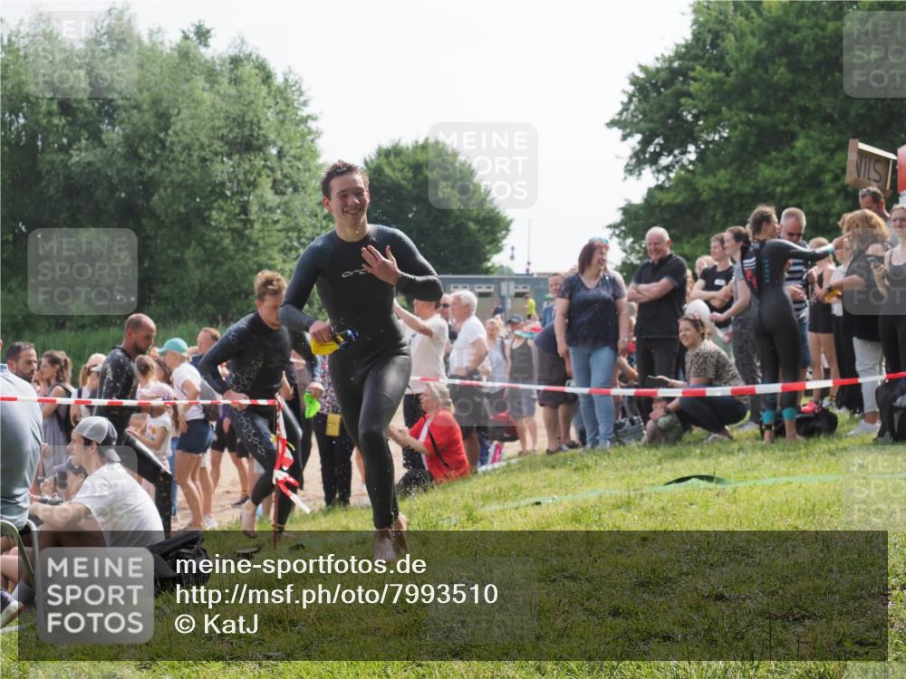15.06.2025 - 27. Vierlanden-Triathlon KatJ http://msf.ph/oto/7993510 15.06.2025 09:54:25 Schwimmen 253, 255, 261, 302, 337, 342, 354 meine-sportfotos.de