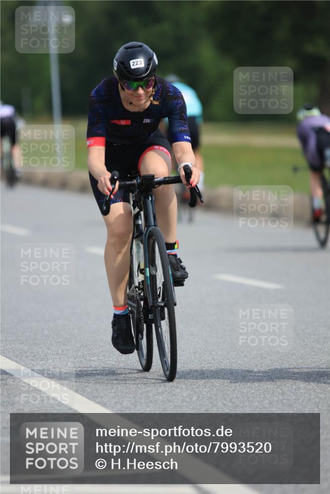 15.06.2025 - 27. Vierlanden-Triathlon H.Heesch http://msf.ph/oto/7993520 15.06.2025 10:25:20 Radfahren 2, 8, 216, 223, 471, 593 meine-sportfotos.de
