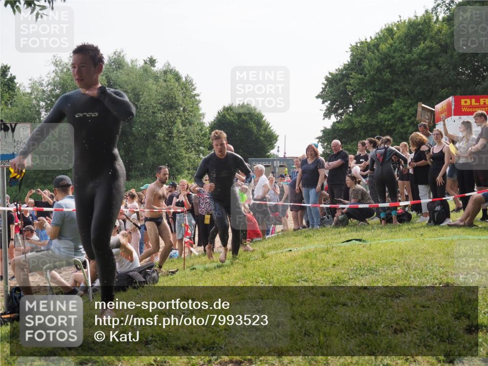 15.06.2025 - 27. Vierlanden-Triathlon KatJ http://msf.ph/oto/7993523 15.06.2025 09:54:26 Schwimmen 253, 255, 261, 302, 337, 342, 354 meine-sportfotos.de