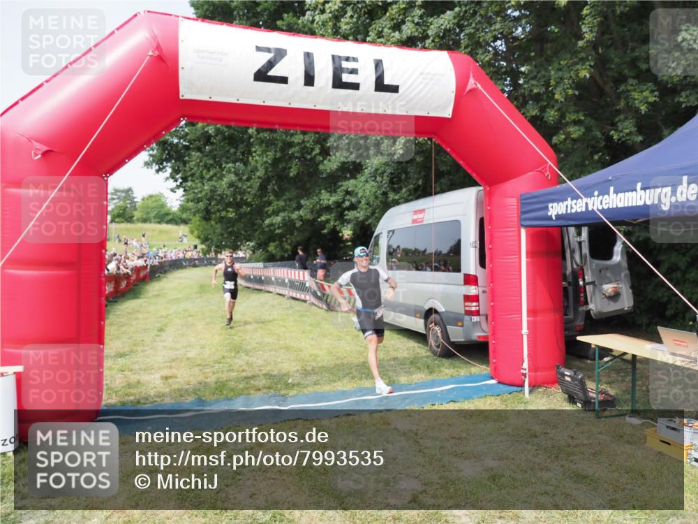 21.06.2025 - 27. Vierlanden-Triathlon MichiJ http://msf.ph/oto/7993535 15.06.2026 11:16:37 Ziel 395, 548 meine-sportfotos.de