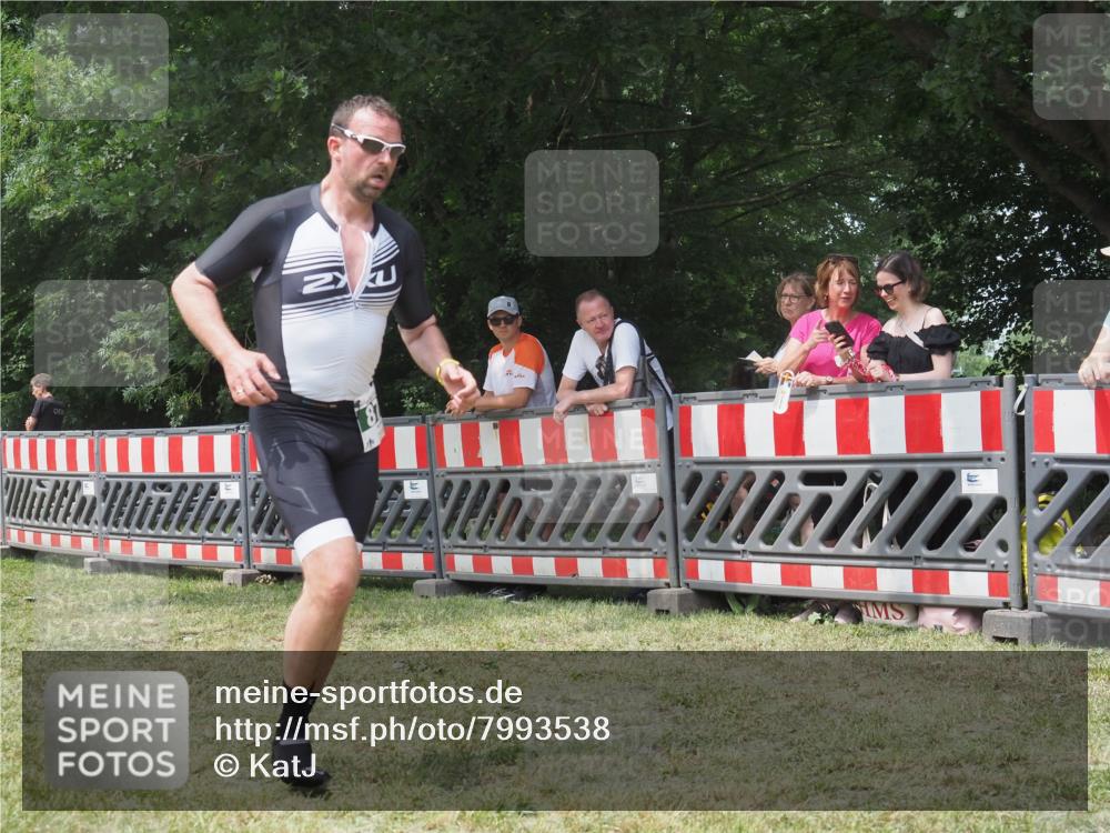 21.06.2025 - 27. Vierlanden-Triathlon KatJ http://msf.ph/oto/7993538 15.06.2025 12:34:33 Ziel 874 meine-sportfotos.de