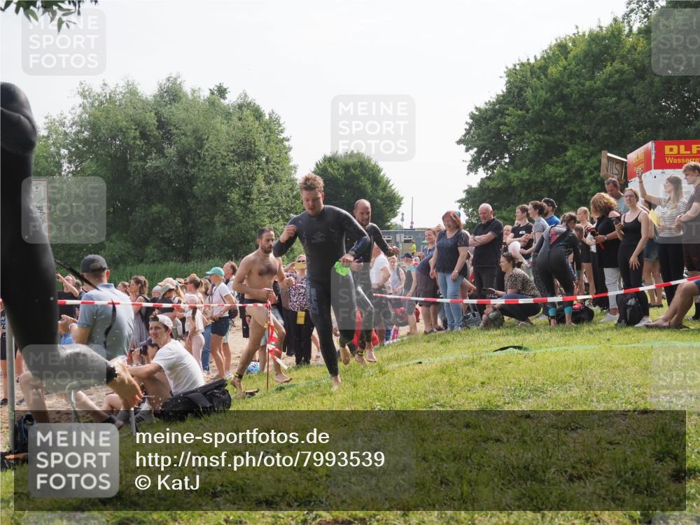 15.06.2025 - 27. Vierlanden-Triathlon KatJ http://msf.ph/oto/7993539 15.06.2025 09:54:26 Schwimmen 253, 255, 261, 302, 337, 342, 354 meine-sportfotos.de