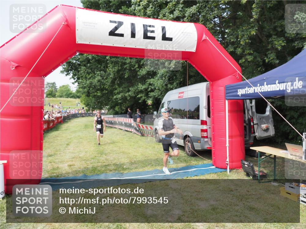 21.06.2025 - 27. Vierlanden-Triathlon MichiJ http://msf.ph/oto/7993545 15.06.2026 11:16:38 Ziel 395, 548 meine-sportfotos.de