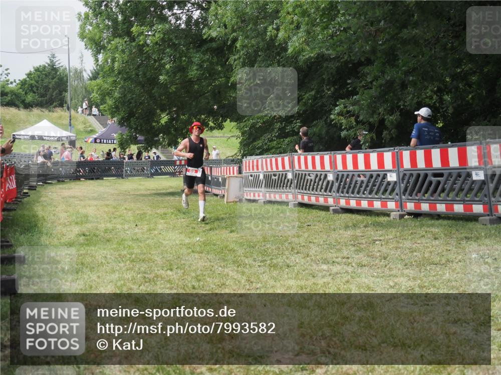 21.06.2025 - 27. Vierlanden-Triathlon KatJ http://msf.ph/oto/7993582 15.06.2025 12:35:10 Ziel 69 meine-sportfotos.de
